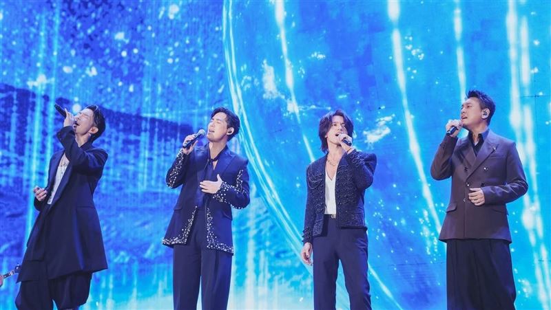 朱孝天（右1）與其他三人合體為F4完全體的畫面，粉絲不知要等多久才有機會再見。（圖／翻攝自相信音樂臉書）