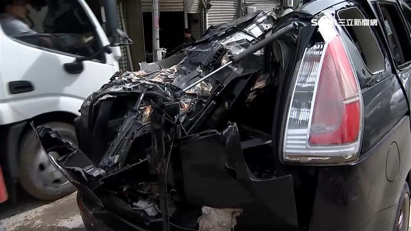 車輛拋錨停在路中間，被救災路過的裝甲車輾過