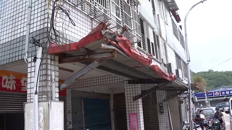 路旁的屋簷疑似也受到裝甲車撞擊