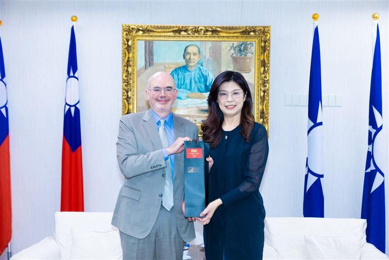 鄭麗文與谷立言互贈禮品。（圖／翻攝畫面）