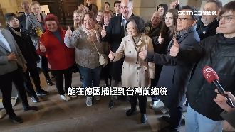 蔡英文訪德掀旋風！波蘭遊客上前合照嗨翻