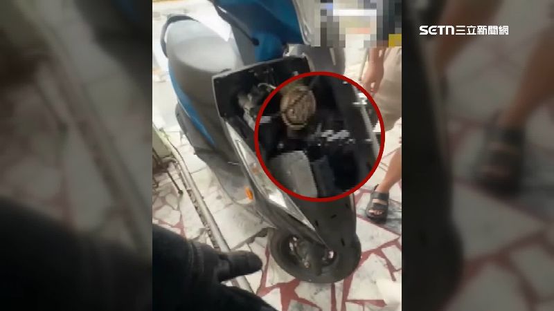 機車行老闆拿著工具協助員警拆解機車