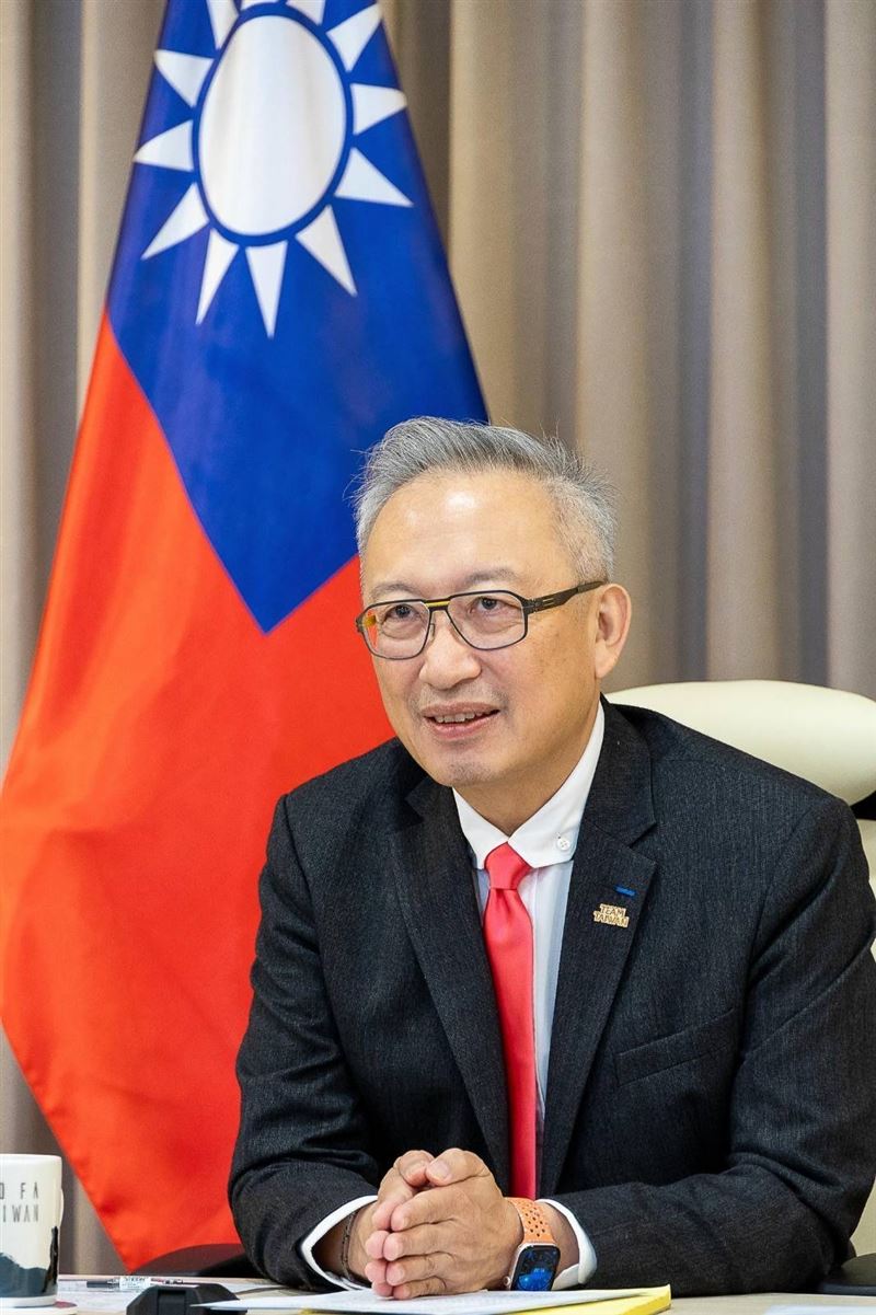 外交部政務次長吳志中接受捷克「布拉格國際廣播電台」專訪（圖／外交部提供）