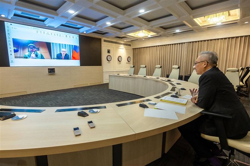 外交部政務次長吳志中接受捷克「布拉格國際廣播電台」專訪（圖／外交部提供）