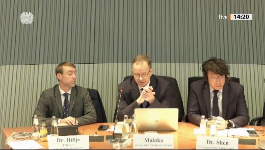 沈伯洋（右1）於德國出席聽證會。（圖／翻攝自Deutscher Bundestag）