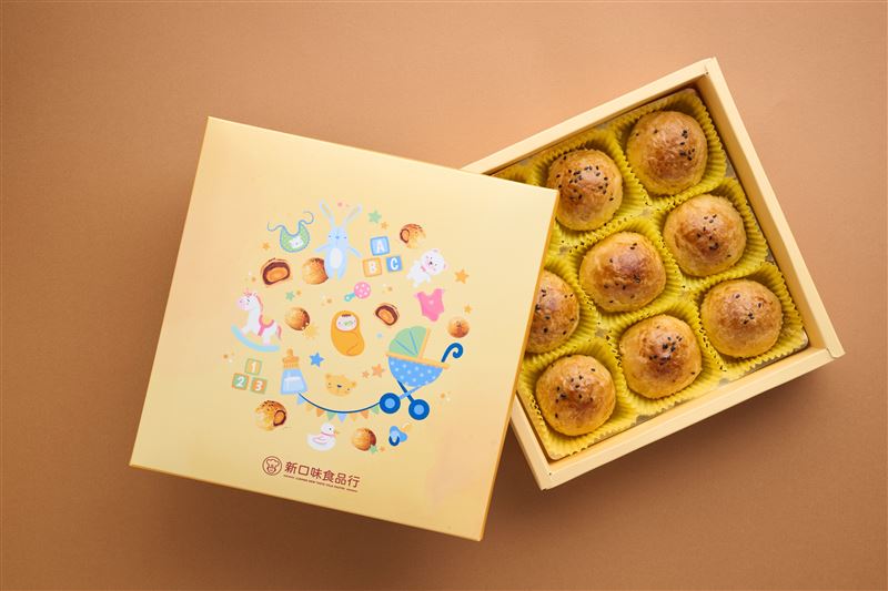 新口味蛋黃酥推出彌月禮盒，憑媽媽手冊或寶寶手冊可免費試吃。(圖／業者提供)