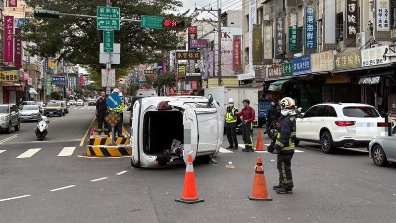 轎車左前車頭擦撞行人庇護島後向右翻覆。（圖／翻攝畫面）