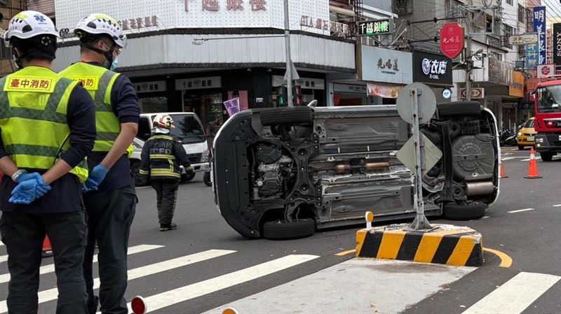 台中女左轉駛入車道時未注意前方路況，直接撞上行人庇護島。（圖／翻攝畫面）