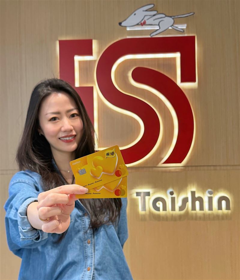 年底信用卡優惠大爆發！台北富邦、永豐銀行、台新銀行三大銀行同步出招，從數位金融、AI科技到運動娛樂一次包辦。登入App抽東京雙人機票、買AI智慧眼鏡最高享6%回饋、球場看球刷卡還能全場8折。旅遊、健康、熱血通通有，讓年終消費不只是花錢，更是回饋翻倍的聰明投資。（圖／台新提供）