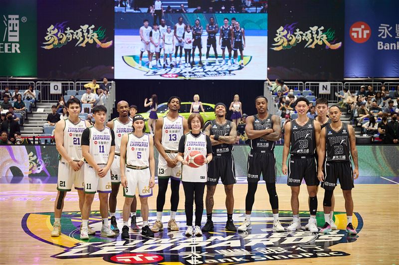 年底信用卡優惠大爆發！台北富邦、永豐銀行、台新銀行三大銀行同步出招，從數位金融、AI科技到運動娛樂一次包辦。登入App抽東京雙人機票、買AI智慧眼鏡最高享6%回饋、球場看球刷卡還能全場8折。旅遊、健康、熱血通通有，讓年終消費不只是花錢，更是回饋翻倍的聰明投資。（圖／永豐提供）