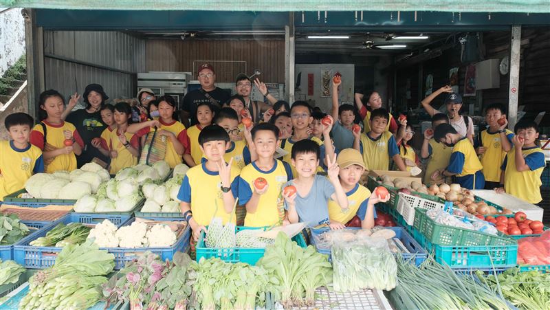 龍興國小走入龍潭百年市場，學習用客語買菜。（圖／翻攝畫面）