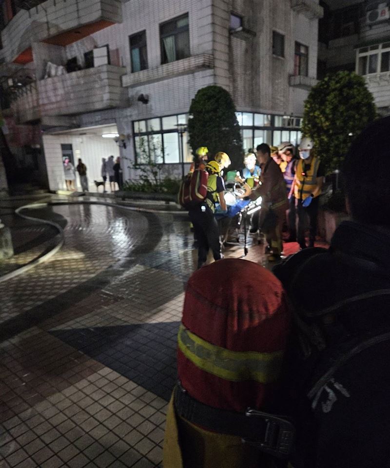 女子被救出時已無呼吸心跳，緊急送醫搶救。（圖／翻攝畫面）