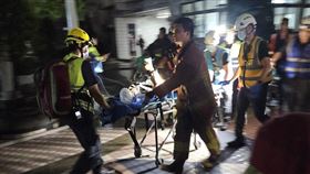 新北、八里、住宅大樓、火警、大火、歐卡、命危（圖／翻攝畫面）