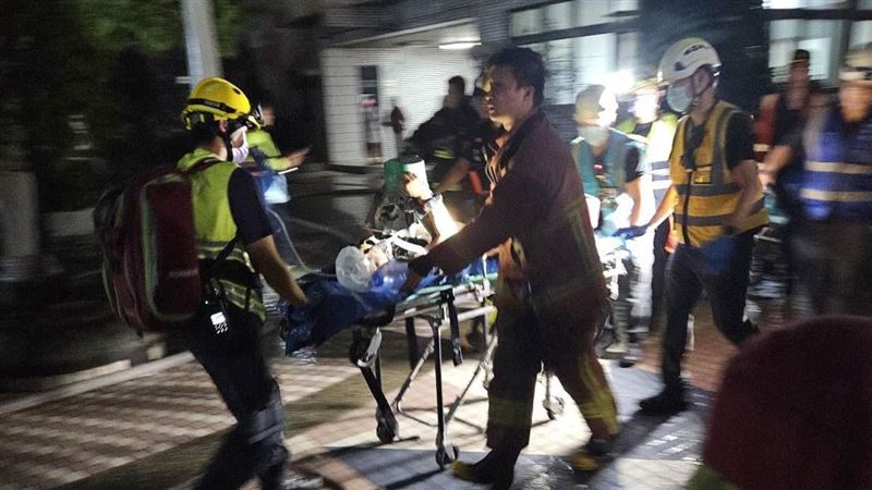 新北住宅大樓暗夜大火!61歲女救出無呼吸