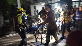 新北住宅大樓暗夜大火！61歲女救出無呼吸