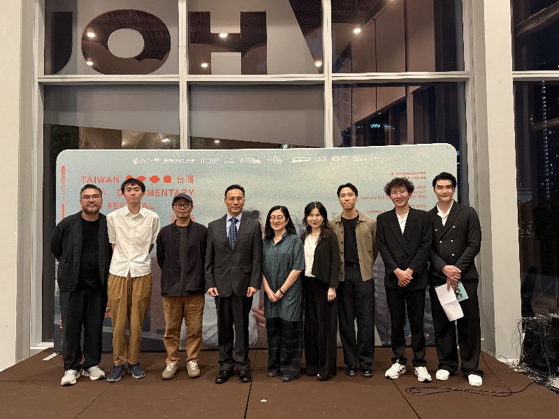 2025泰國台灣影展以「共生的圖景」為主題，放映12部劇情片與紀錄片。駐泰代表藍夏禮（左4）、導演蘇育賢（左3）和影展策展人之一維瓦（Wiwat Lertwiwatwongsa，左1）等人合影。（圖／中央社）