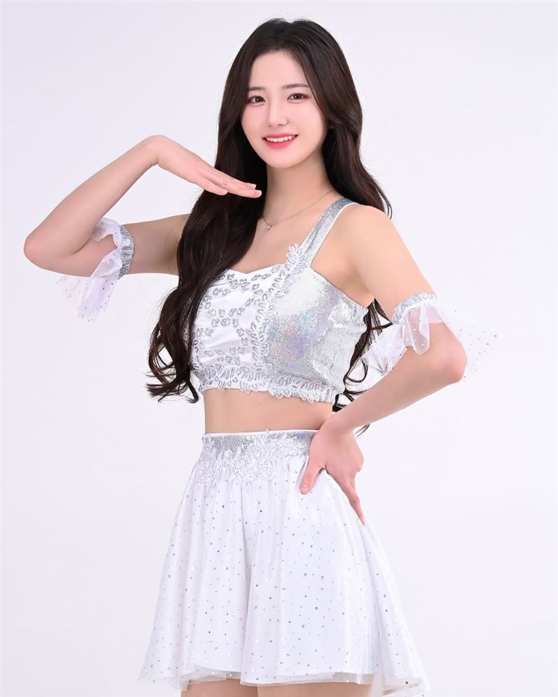 現年25歲金海莉受封「最頂人妻啦啦隊」。（圖／翻攝自IG @you_r_hr）