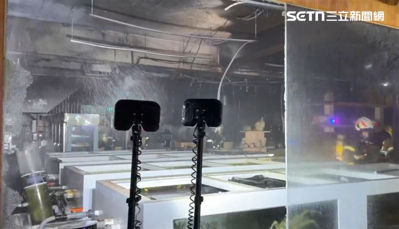 賣場滿目瘡痍，許多貨品泡湯，詳細起火原因和財務損失，有待進一步的調查釐清。（圖／翻攝畫面）