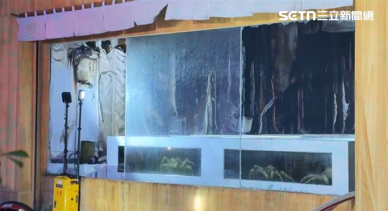 一缸一缸的活體帝王蟹、龍蝦疑似受不了高溫紛紛舉起蟹腳求救。（圖／翻攝畫面）