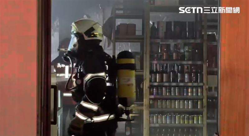 這家店的老闆是知名網紅「平凡五金行」，專賣高檔生鮮肉品、魚貨。（圖／翻攝畫面）