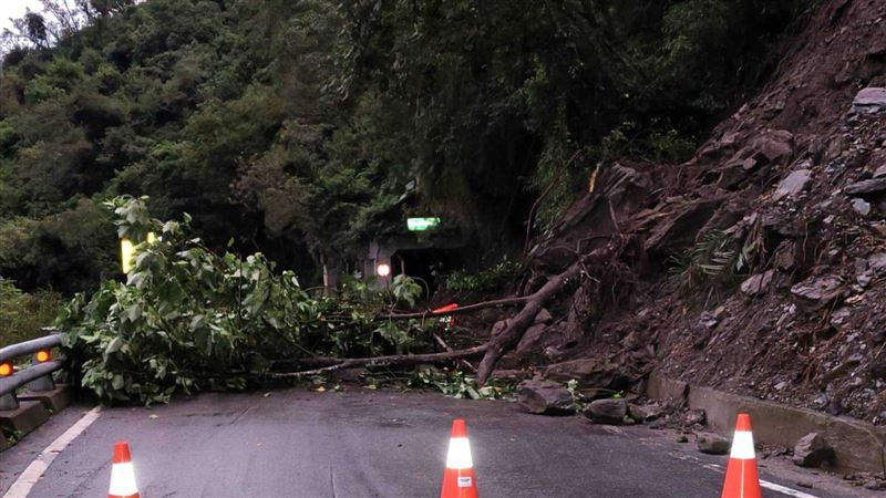 台東縣海端鄉台20線，195K+700「新武路段」今天（13日）清晨6時5分發生邊坡落石，導致雙向道路阻斷無法通行。（圖／公路總局提供）