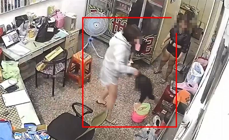 擔任檳榔西施的媽媽摔飛其1歲大的女兒。（圖／翻攝自洪門黑豪山）