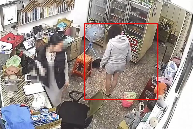 擔任檳榔西施的媽媽痛毆其1歲大的女兒。（圖／翻攝自洪門黑豪山）