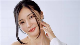 AV救世主拍寫真解扣白襯衫　G級美胸全露