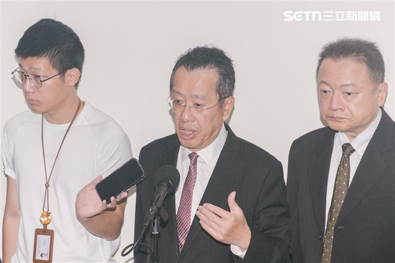 AAV7救災時壓毀民車，顧立雄表示，國防部會負起賠償責任，決不讓辛苦救災的官兵承擔。（圖／記者楊士誼攝影）