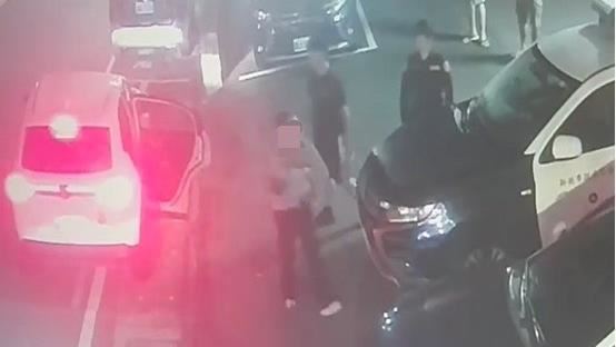 媽媽抱著男嬰到金山分局交通分隊求助。（圖／翻攝畫面）