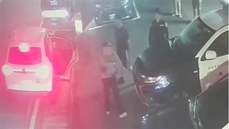 母抱口吐白沫男嬰求救！暖警鳴笛開道搶命