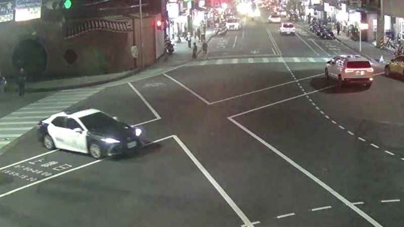 金山分局交通分隊協助男嬰送醫。（圖／翻攝畫面）