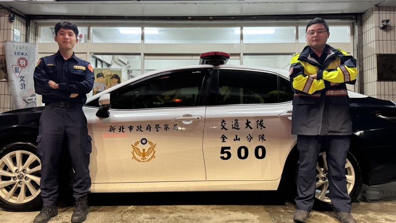 金山分局交通分隊協助男嬰送醫。（圖／翻攝畫面）