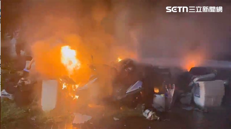 台南市安南區城西街一處木造平房遭大火祝融。（圖／翻攝畫面）