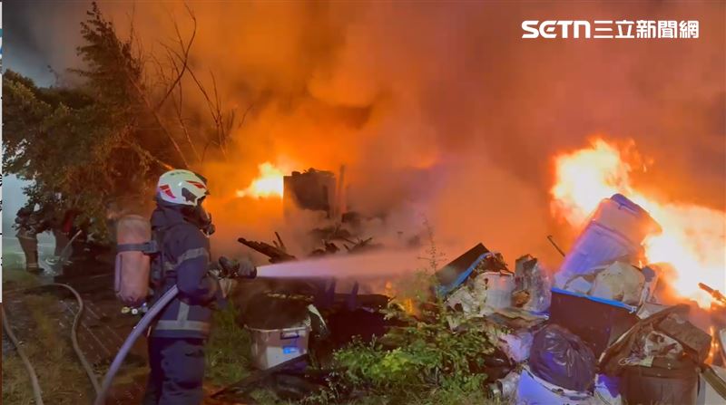 一名男子遭火吻逃出，2%二度燒燙傷被緊急送醫救治。（圖／翻攝畫面）