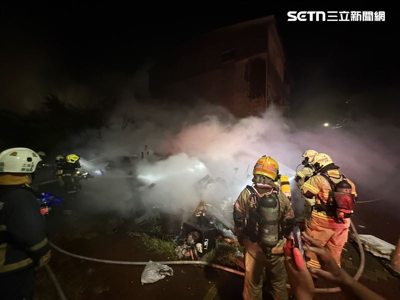 消防隊員控制火勢。（圖／翻攝畫面）