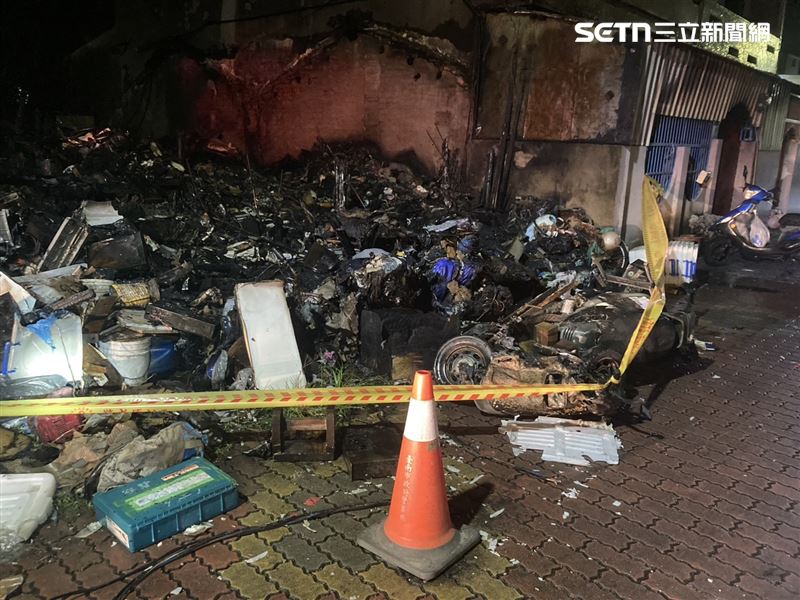 火勢撲滅後可以看見內部堆滿許多雜物，詳細起火原因待調查。（圖／翻攝畫面）