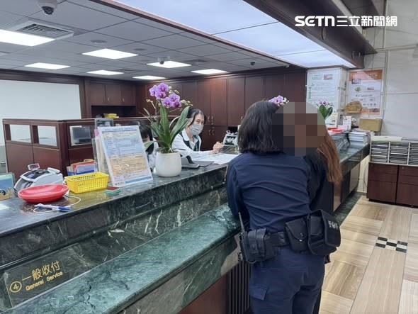 台中一名46 歲方姓女子日前前往聯邦銀行文心分行，準備提領並轉帳 3 萬元給在新加坡的「男友」，行員聽聞立刻通知警方到場勸說。（圖／翻攝畫面）