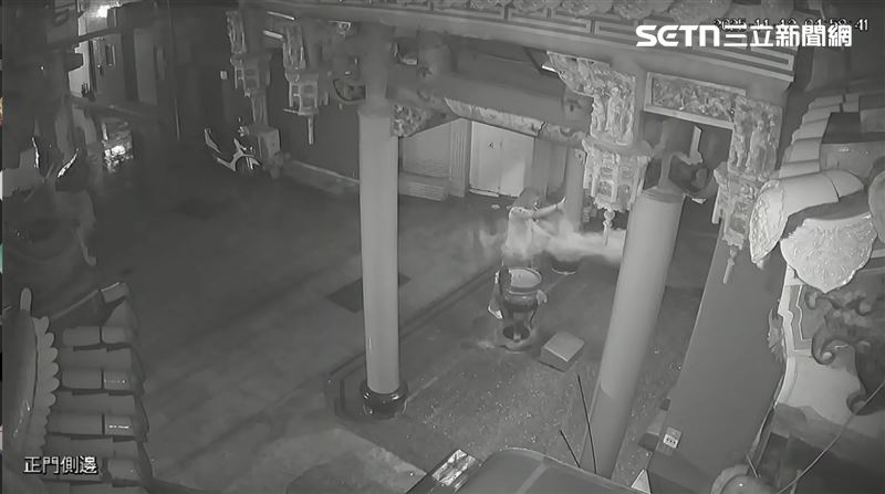 廟方調閱監視器發現，赤膊男抓起香灰就往旁邊亂撒。（圖／翻攝畫面）