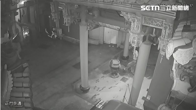 台南鎮轅境土地公廟香灰撒滿地，廟方人員花了2小時清理。（圖／翻攝畫面）