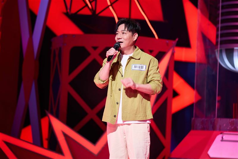 陳隨意分享為了不再半夜墓碑旁談戀愛，掏1萬2身家娶謝宜君。（圖／公視台語台提供）