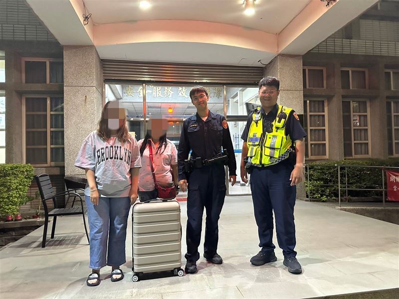 司機忘了讓乘客拿取後車廂的行李急著駛離，警察神助攻，火速在1小時內追回。(圖／翻攝畫面)