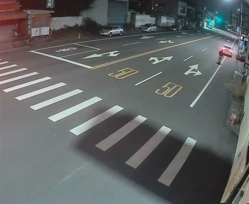 乘客眼睜睜看著自己的行李廂被司機載離，急得在後面狂追。(圖／翻攝畫面)