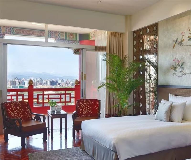 雙人入住天際客房，每房每晚只要9,900元，即可一次享受地標級夜景、星級宵夜與文化導覽之旅。（圖／圓山大飯店提供）