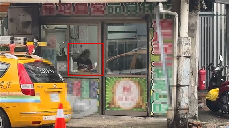 涉嫌痛毆自己1歲大女兒的檳榔西施本來今天早上所開設的檳榔攤還有營業。（圖／翻攝畫面）