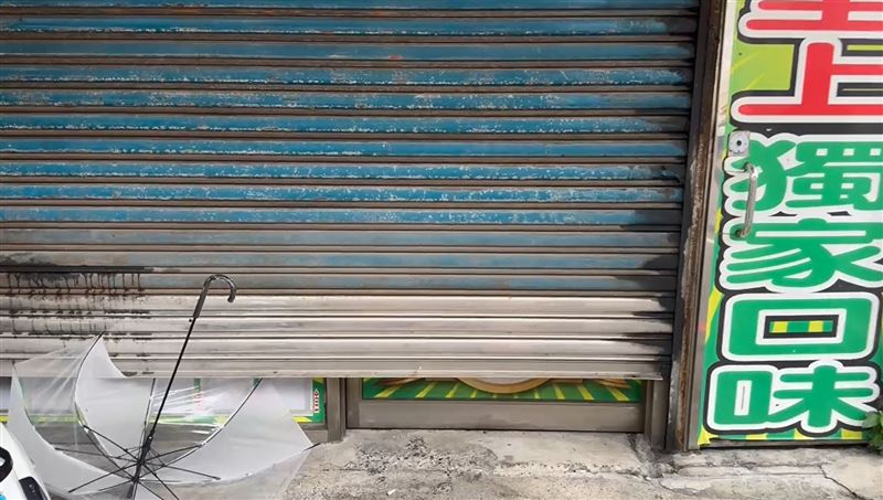 檳榔西施緊急將鐵門拉下打烊。（圖／翻攝畫面）