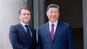 2024年中國領導人習近平（右）訪問法國，與法國總統馬克宏（左）合影留念。（圖／翻攝自馬克宏IG ）