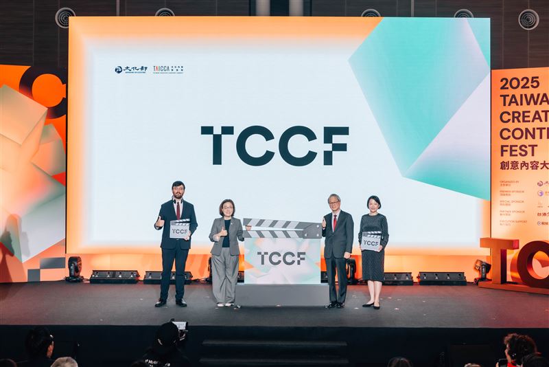 2025 TCCF創意內容大會今日於南港展覽館二館正式開幕。文化部長李遠（右2）、文策院董事長王時思（左2）、院長王敏惠（右4），以及法國國家影視中心（CNC）主席布魯埃爾 （左1）。（圖／文策院提供）