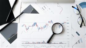 科技與金融雙引擎的配置策略，使國泰永續高股息在類股輪動中具備攻守兼備的優勢。截至10月底，00878本益比約落在14.7倍，相較大盤本益比約19.3倍仍有三成差距，評價具備吸引力。（示意圖／PEXELS）