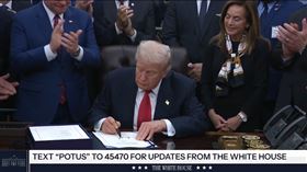 川普在白宮簽署法案結束美國政府停擺。（圖／翻攝自The White House臉書）